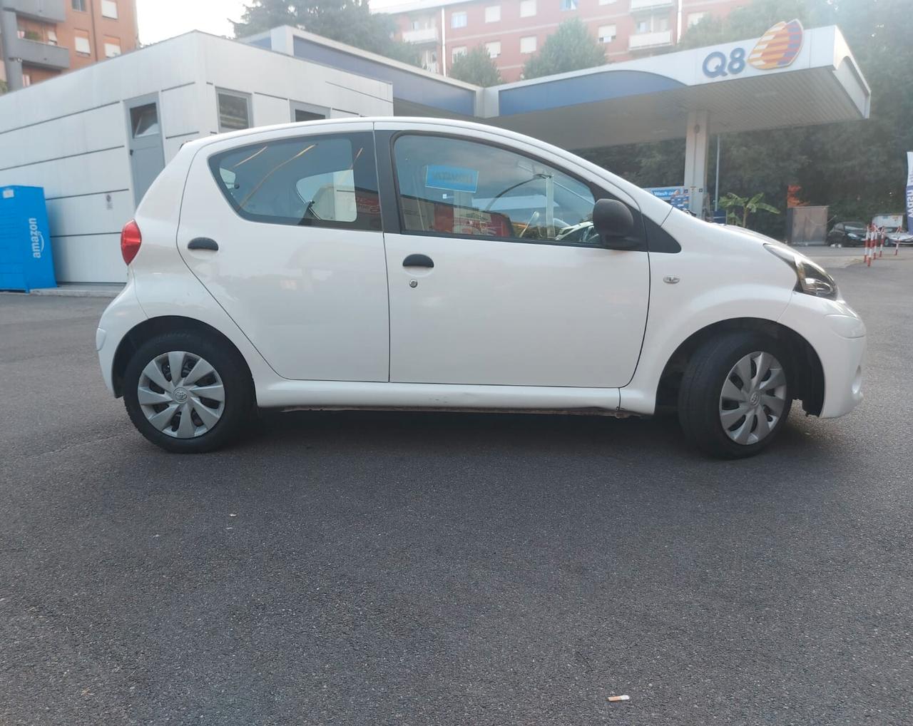 Toyota Aygo - con SENSORI DI PARCHEGGIO