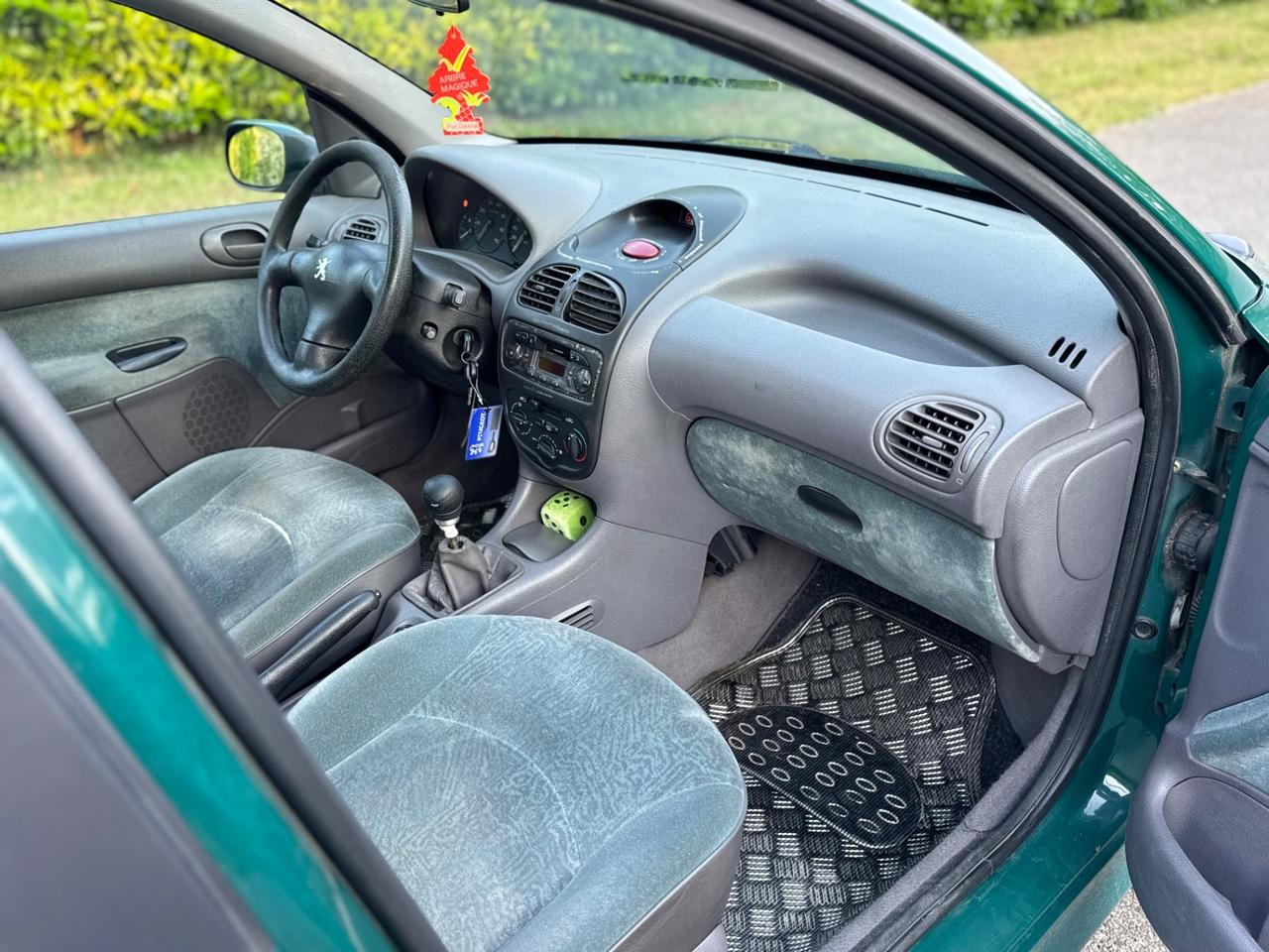 Peugeot 206 benzina con soli 110,000km