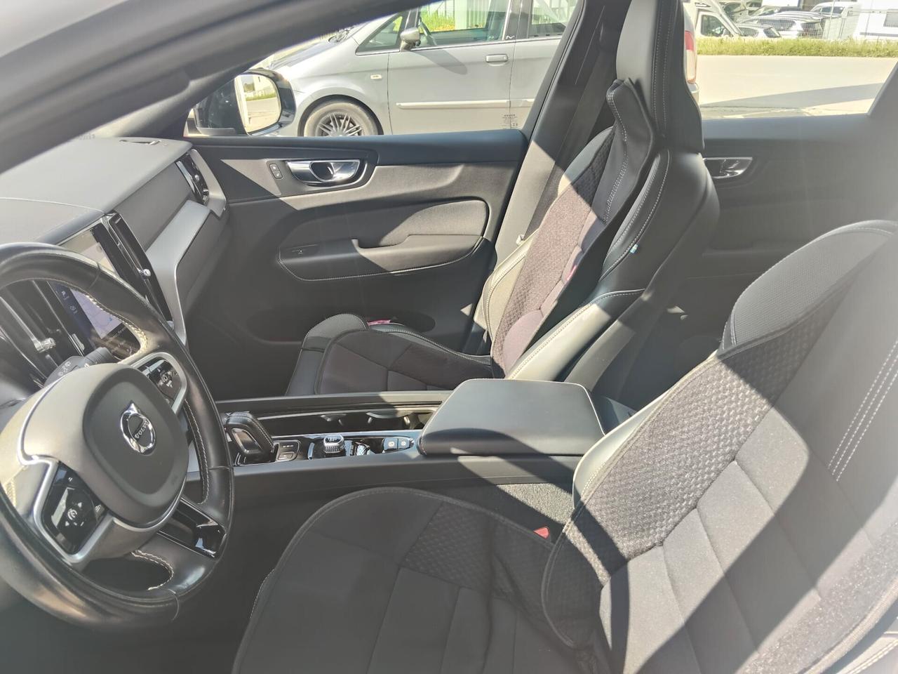 Volvo XC 60 XC60 B4 (d) AWD Geartronic R-design