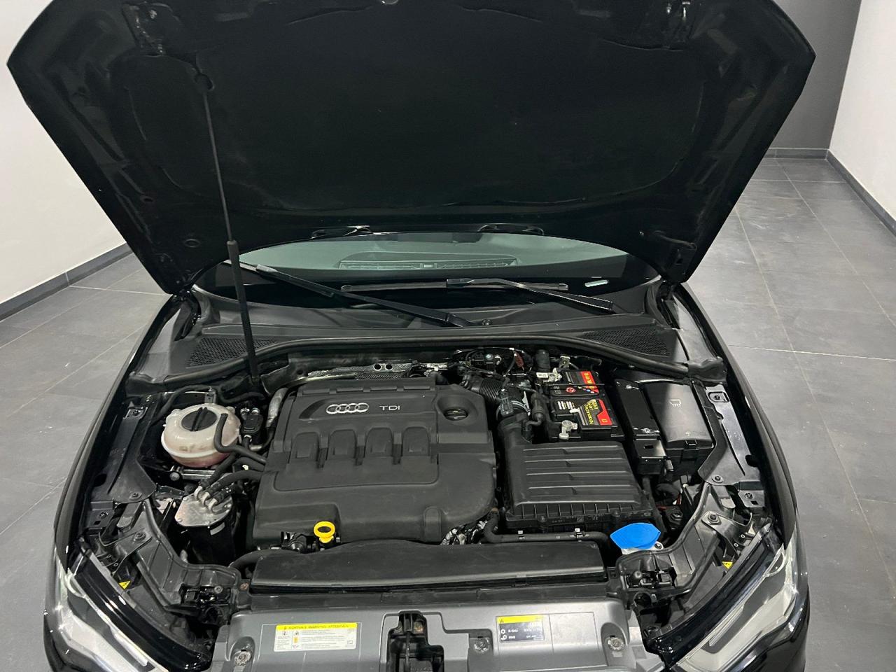 Audi A3 SPB 1.6 TDI Business NAVI + BIXENO