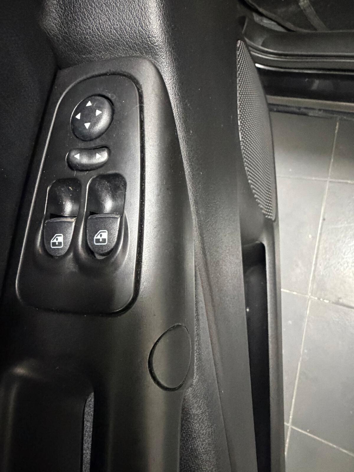 Lancia Ypsilon 1.3 MJT 75 CV Versus