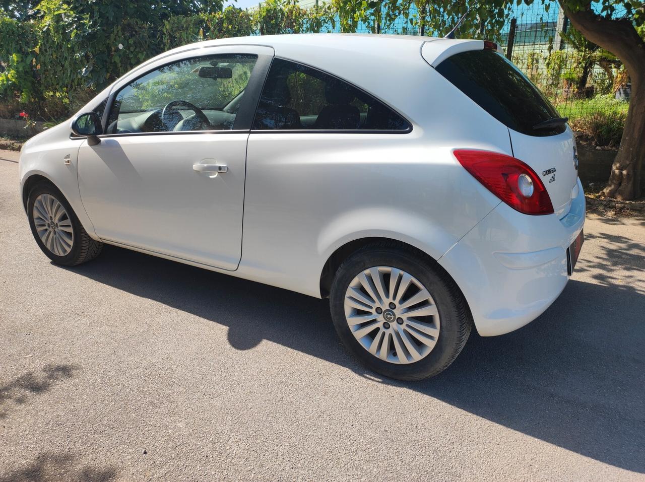 Opel Corsa 1.2 3 porte Club