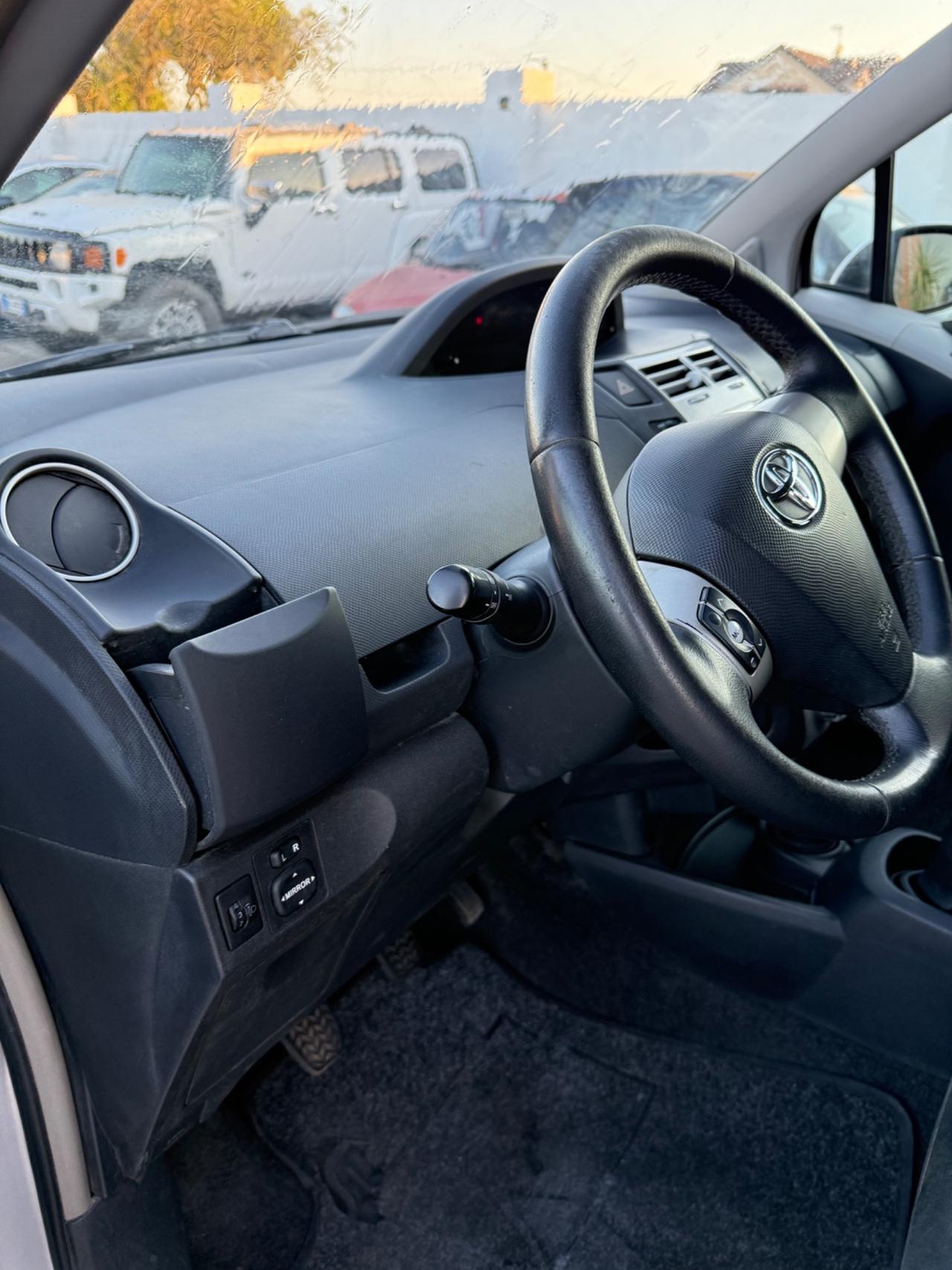 Toyota Yaris 1.0 5 porte Neo patentati