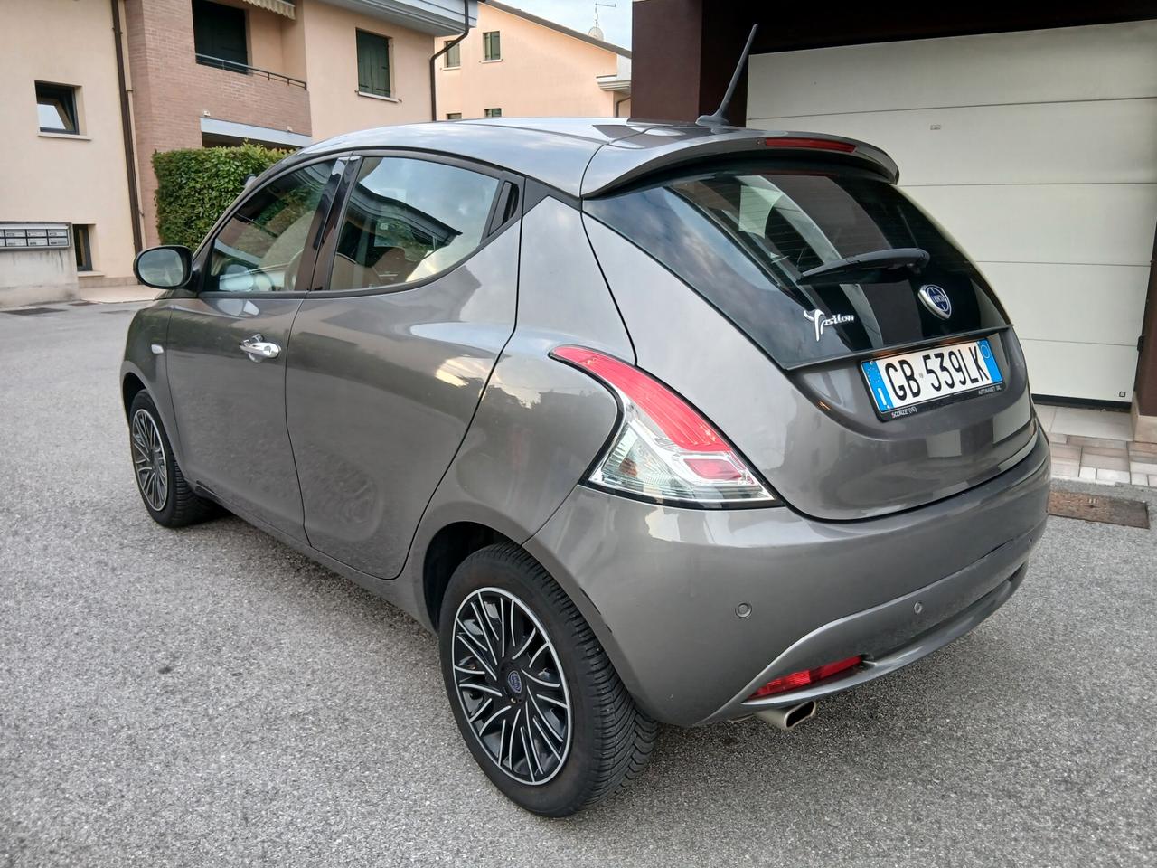 Lancia Ypsilon 1.2 69 CV 5 porte S&S Gold tua a € 169 mese
