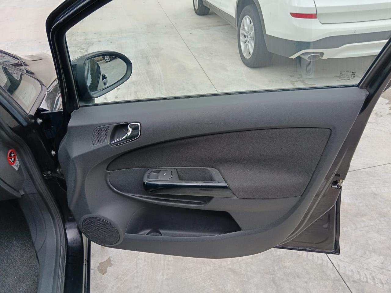 Corsa 5 porte GPL "UNIPROPRIETARIO"