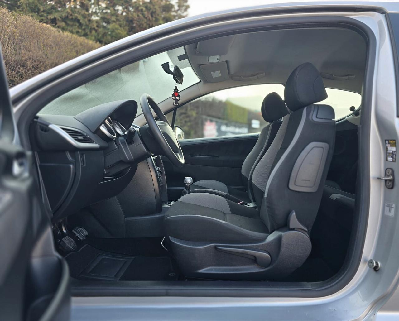 Peugeot 207 1.4cc; 115.853Km; MANUTENZIONATA