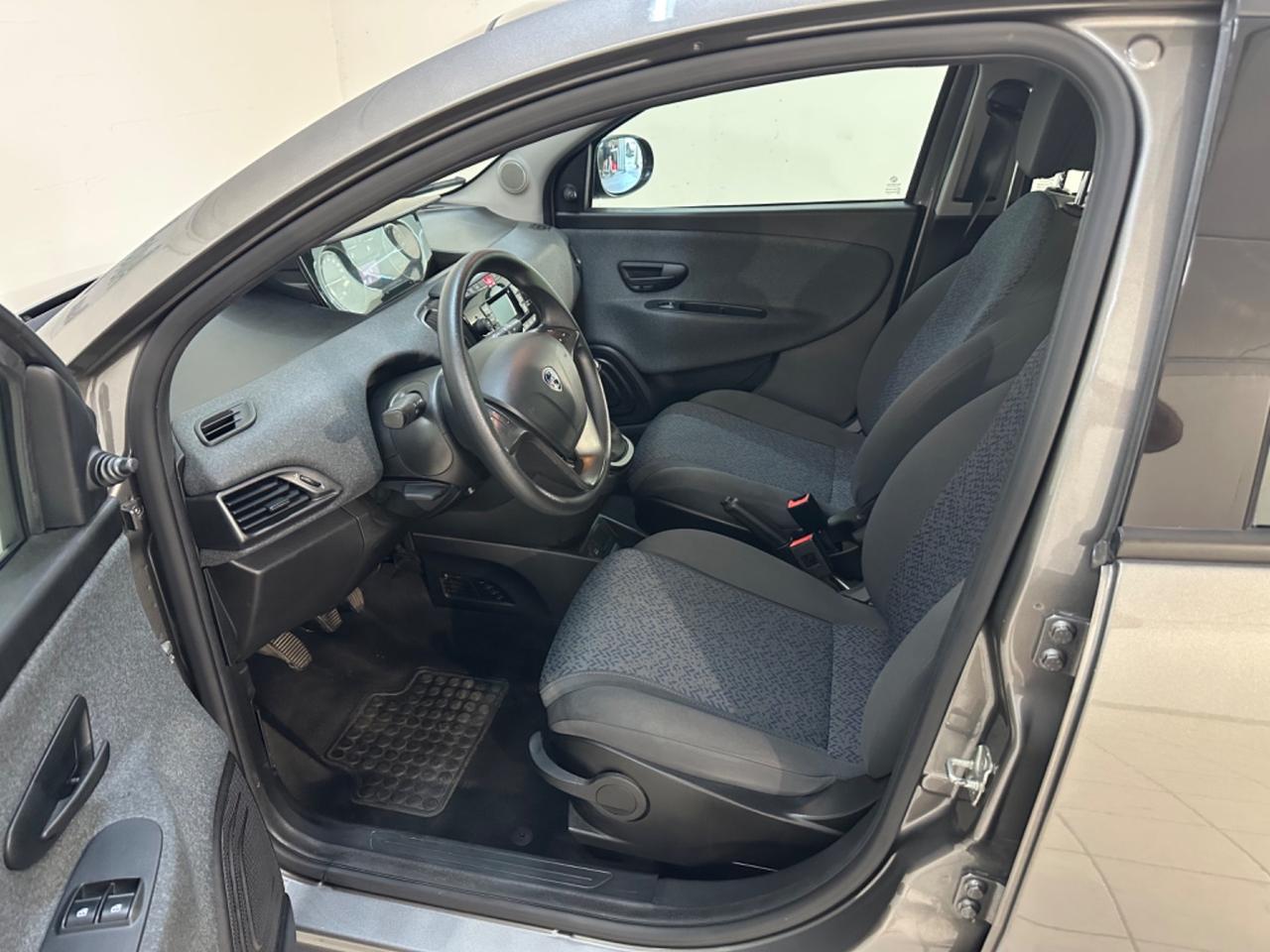 Lancia Ypsilon 1.0 FireFly 5 porte S&S Hybrid Ecochic Silver