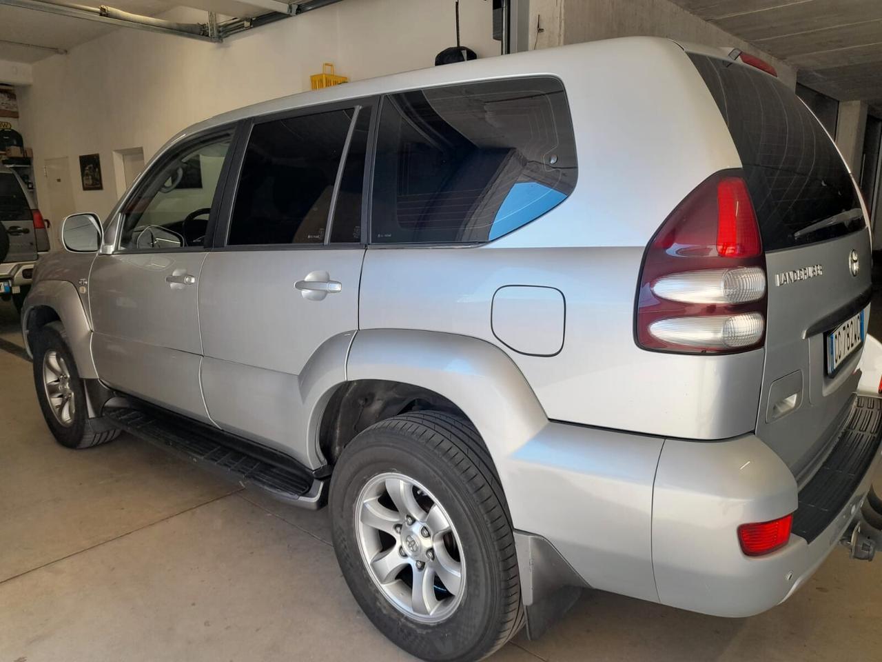 Toyota Land Cruiser 7 POSTI 3.0 D-4D 5p. aut. Wagon