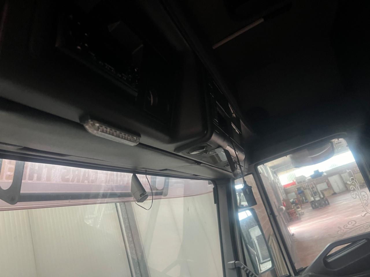 Iveco EuroTech Cursor Scarrabile Con Gru