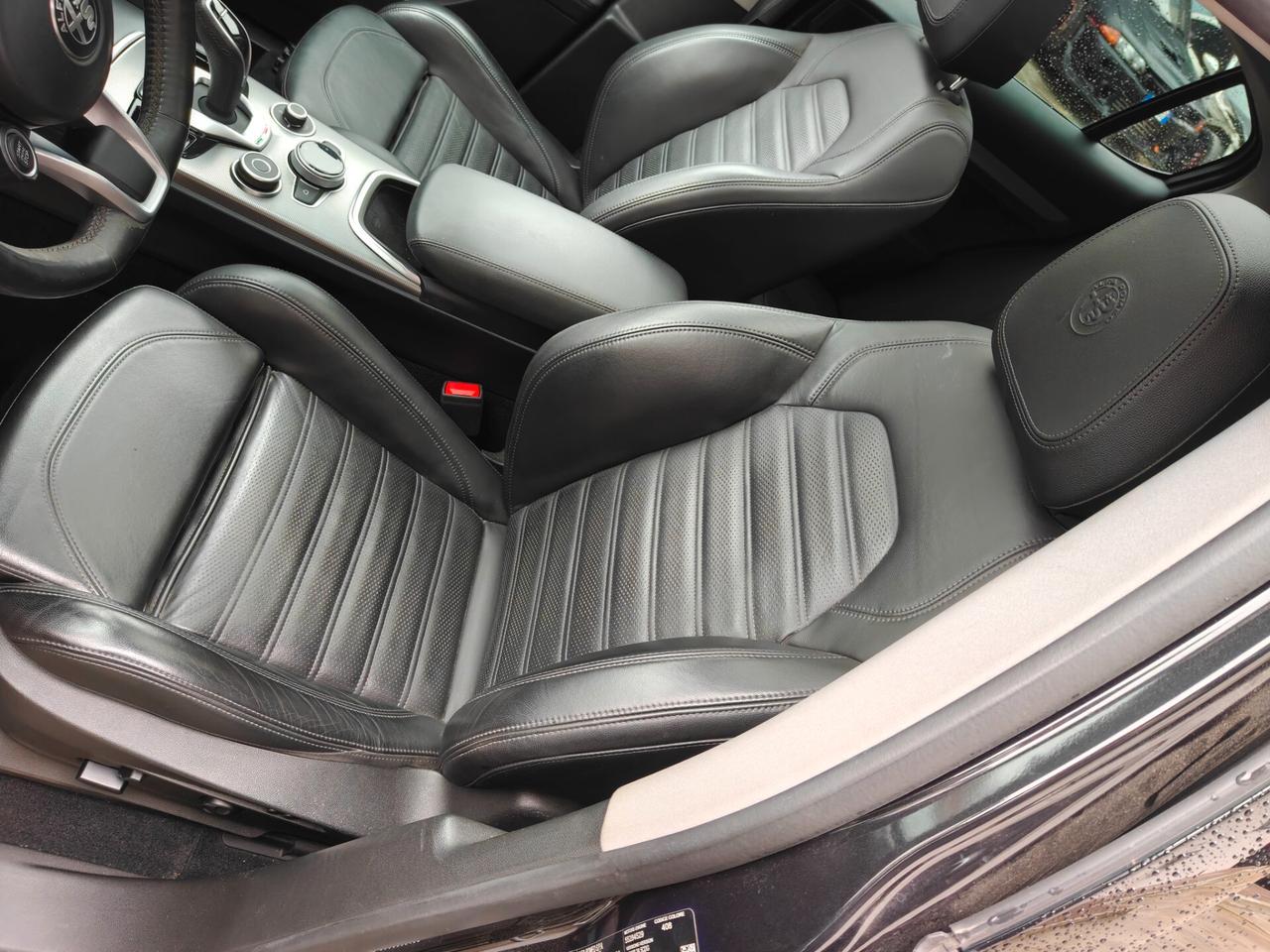 Alfa Romeo Stelvio Q4 Veloce total black