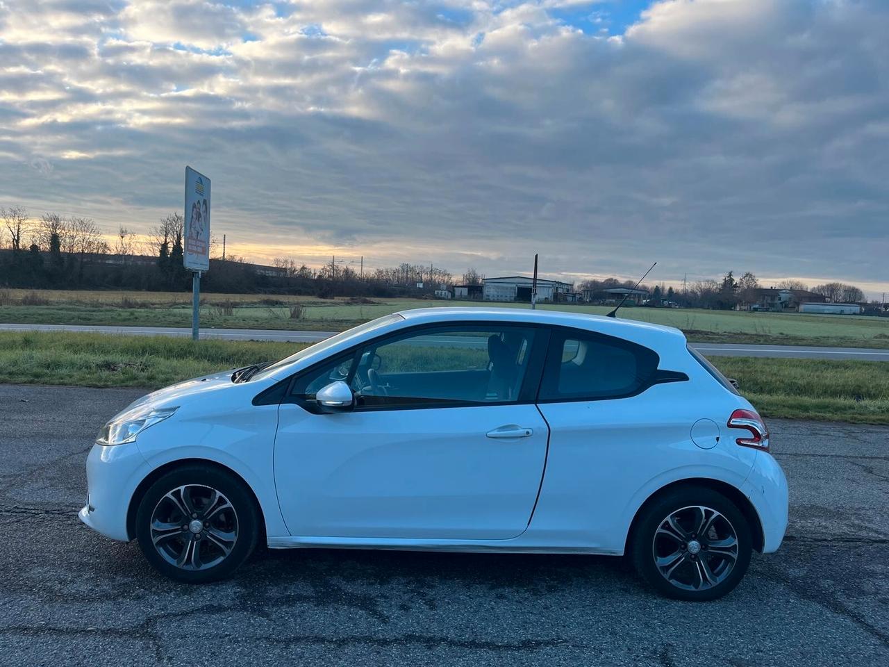Peugeot 208 1.4 HDi 68 CV 3 porte Allure