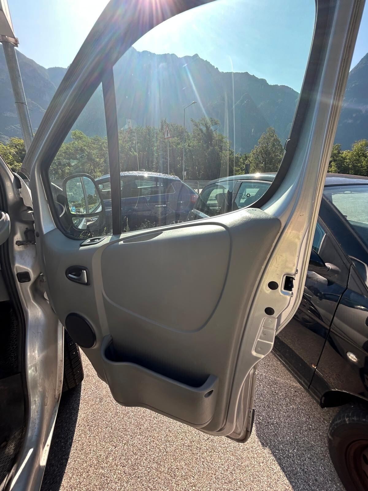 Renault Trafic T27 2.0 dCi/115 PC-TN Passenger Black Edition
