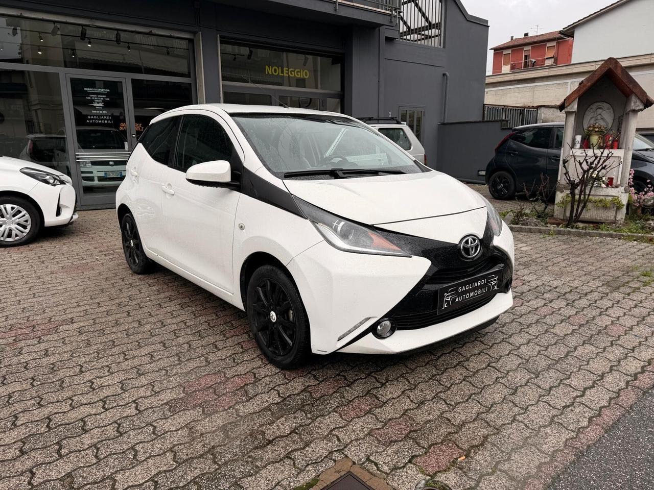Toyota Aygo 1.0 VVT-i 69 CV 5 porte x-black