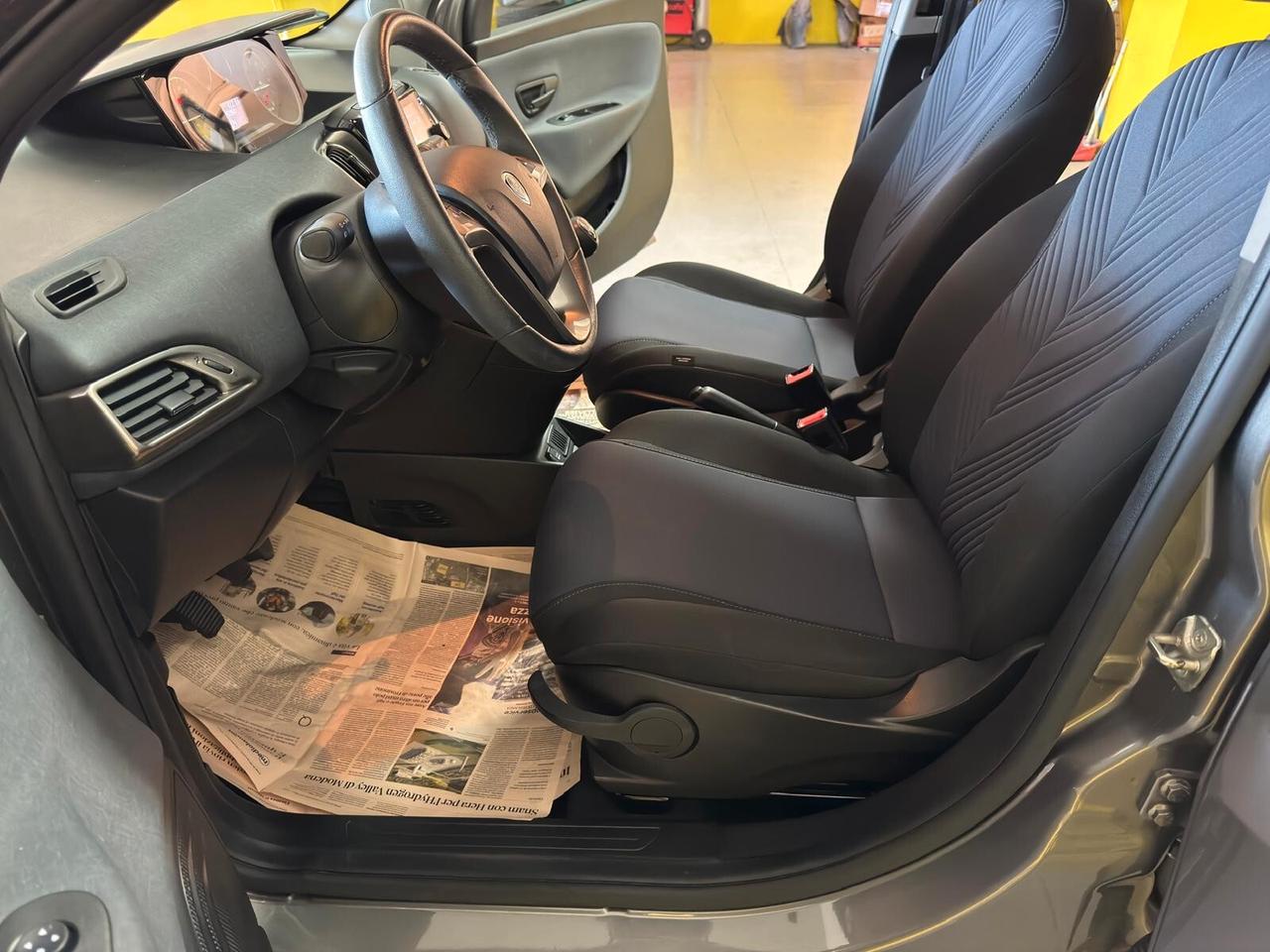 Lancia Ypsilon 1.0 FireFly 5 porte S&S Hybrid Ecochic Silver