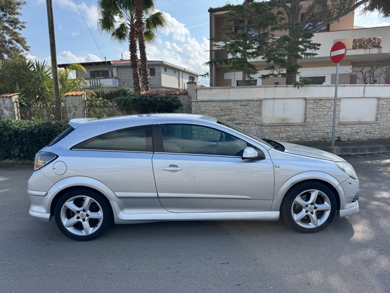 OPEL ASTRA GTC 2008