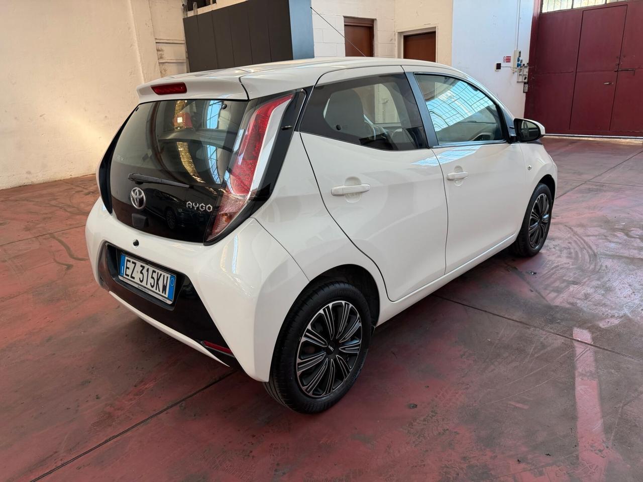 Toyota Aygo 1.0 VVT-i 69 CV 5 porte x-wave MMT cambio automatico 86.000km neopat