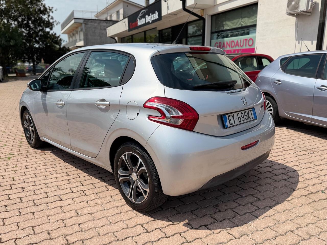 Peugeot 208 1.4 HDi 68 CV 5 porte Allure