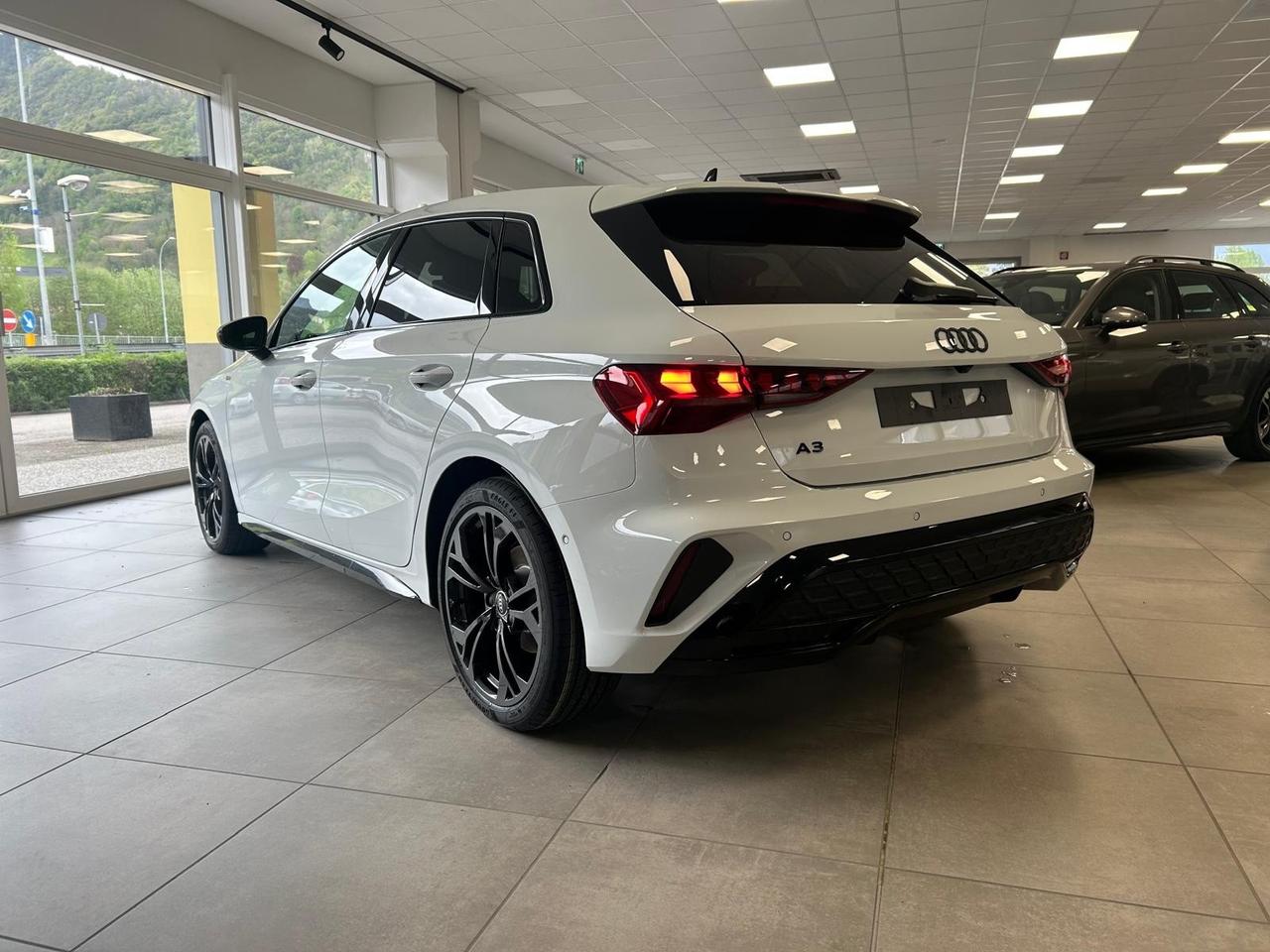 Audi A3 35 TFSI 110 kW S-tronic S-line edition