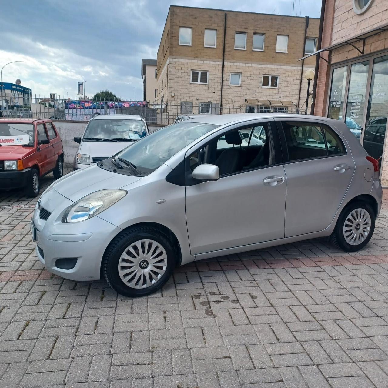 NEOPATENTATI YARIS 1.0 5 PORTE BEN CONSERVATA