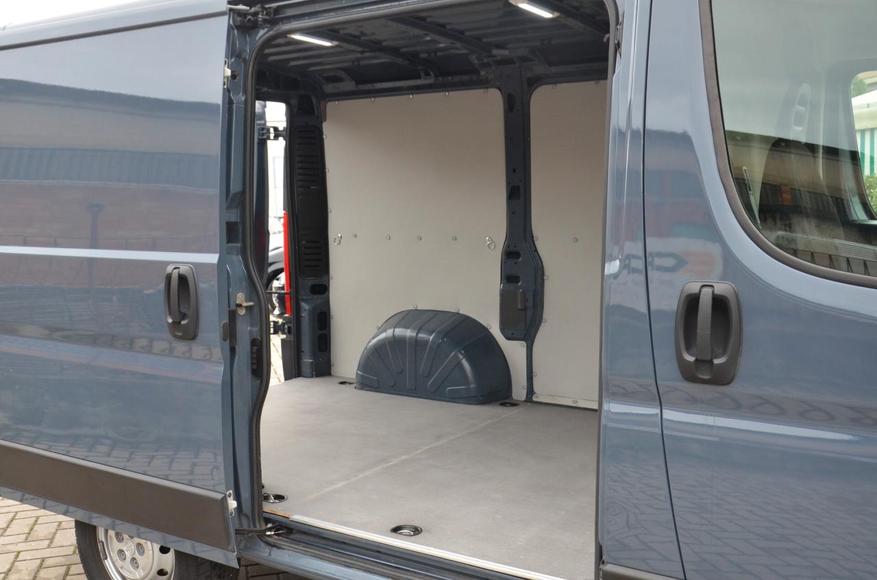 Peugeot Boxer 330 2.2 BlueHDi 120 S&S PC-TN Furgone