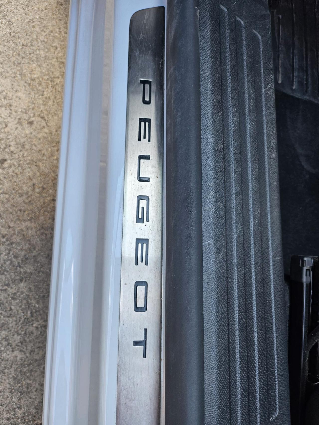 Peugeot 2008 PureTech 130 S&S EAT8 GT