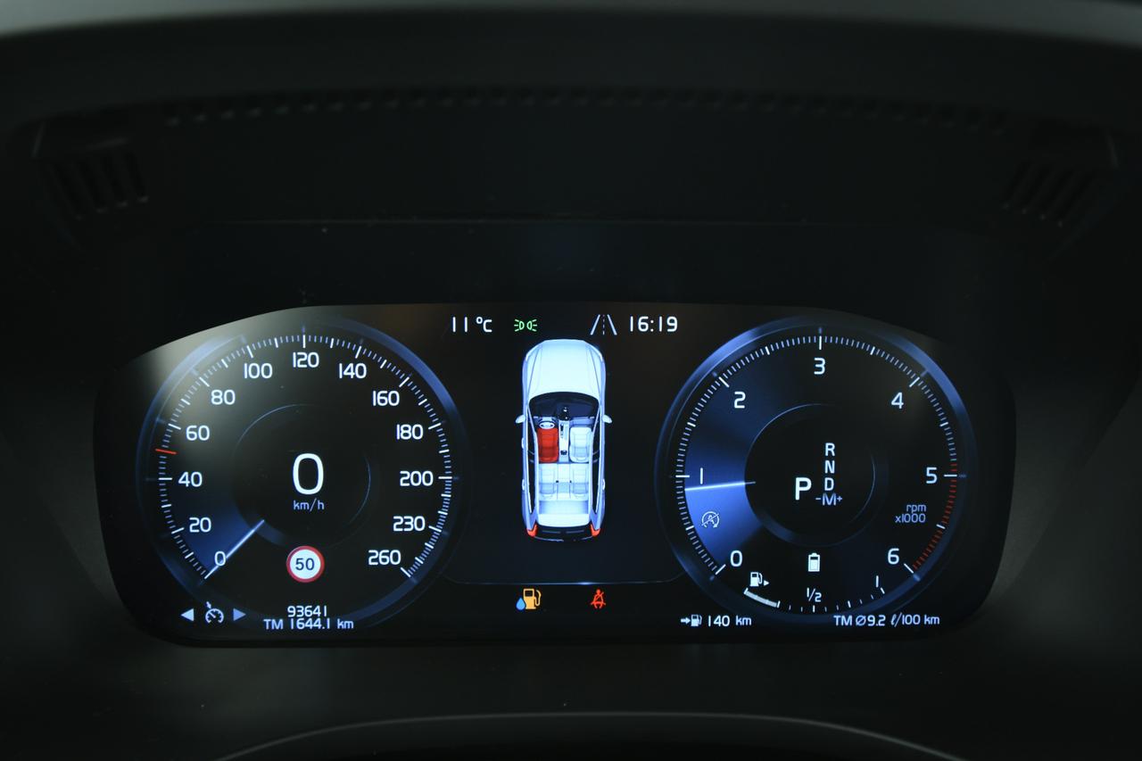 VOLVO XC60 2.0 b4 Momentum Pro awd auto CAMERA+APP CONNECT