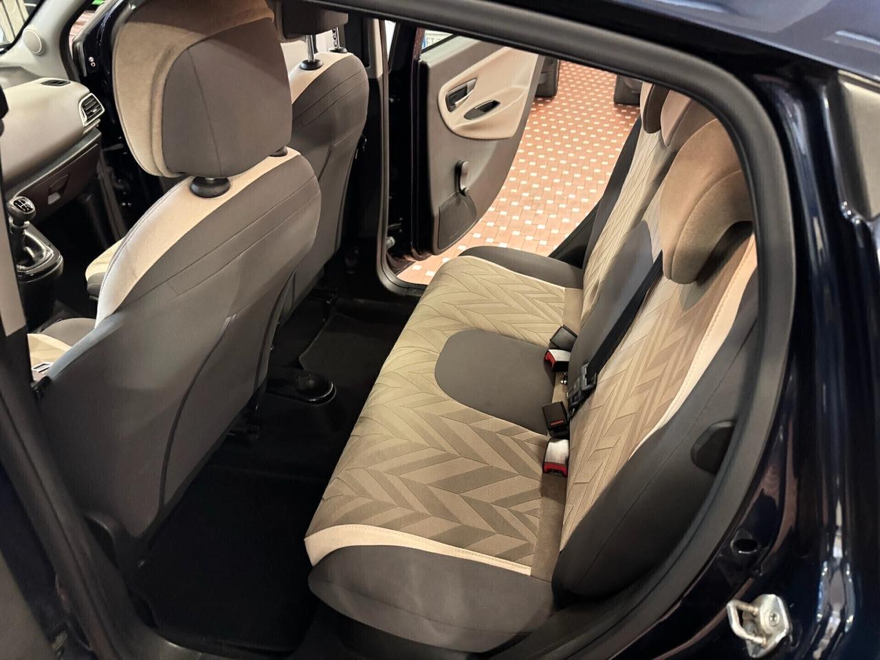 Lancia Ypsilon 1.2 69 CV 5 porte Platinum - NEOPATENTATI