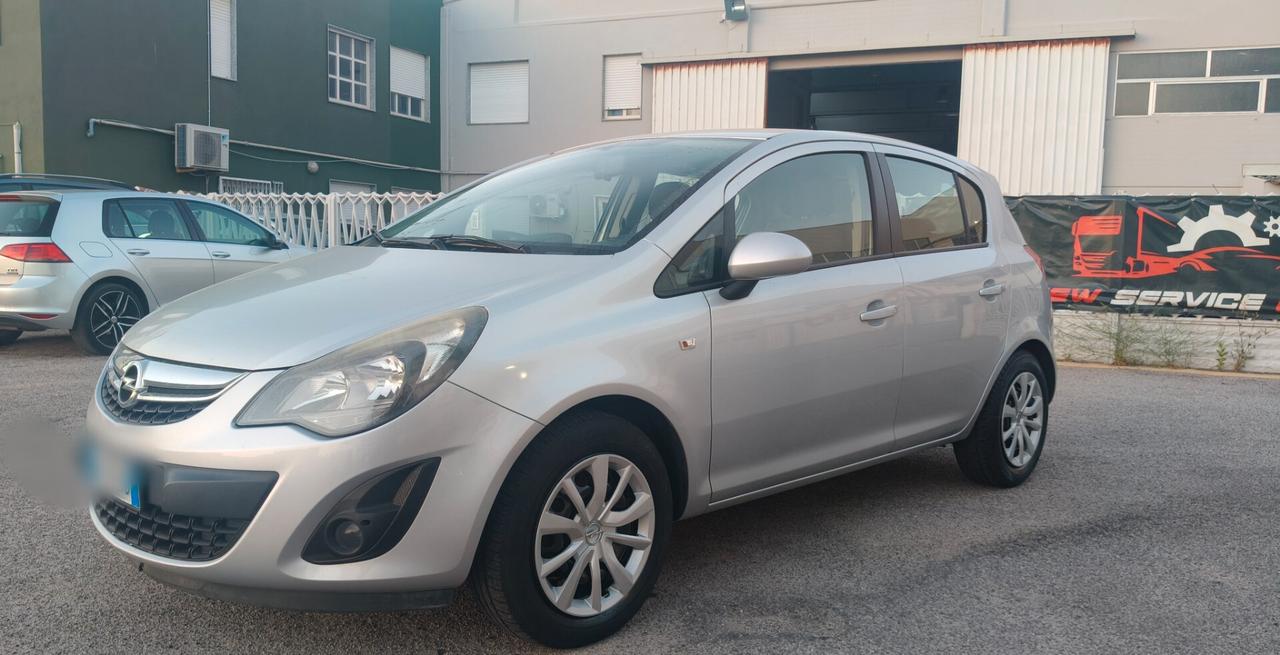 Opel Corsa con gancio traino e garanzia