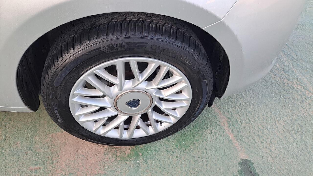 Lancia Ypsilon 1.2 69 CV 5 porte Gold