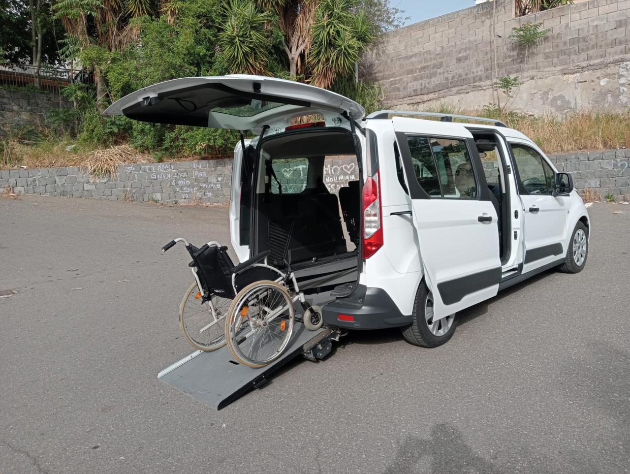 Ford Tourneo Connect Pianale ribassato con rampa disabili in carrozzina