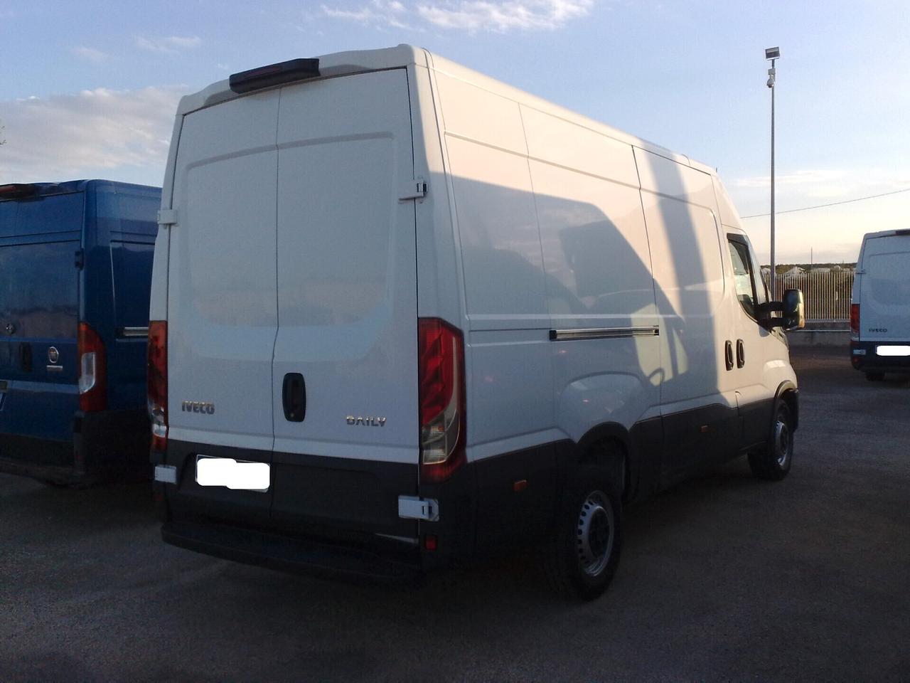 Iveco Daily 35s14 2.3hpt Furgone di serie - 2021