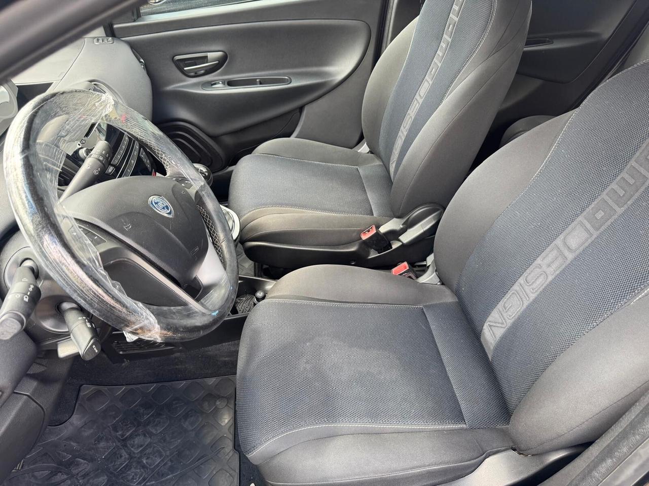 Lancia Ypsilon 1.2 69 CV Unyca MOMO DESIGN