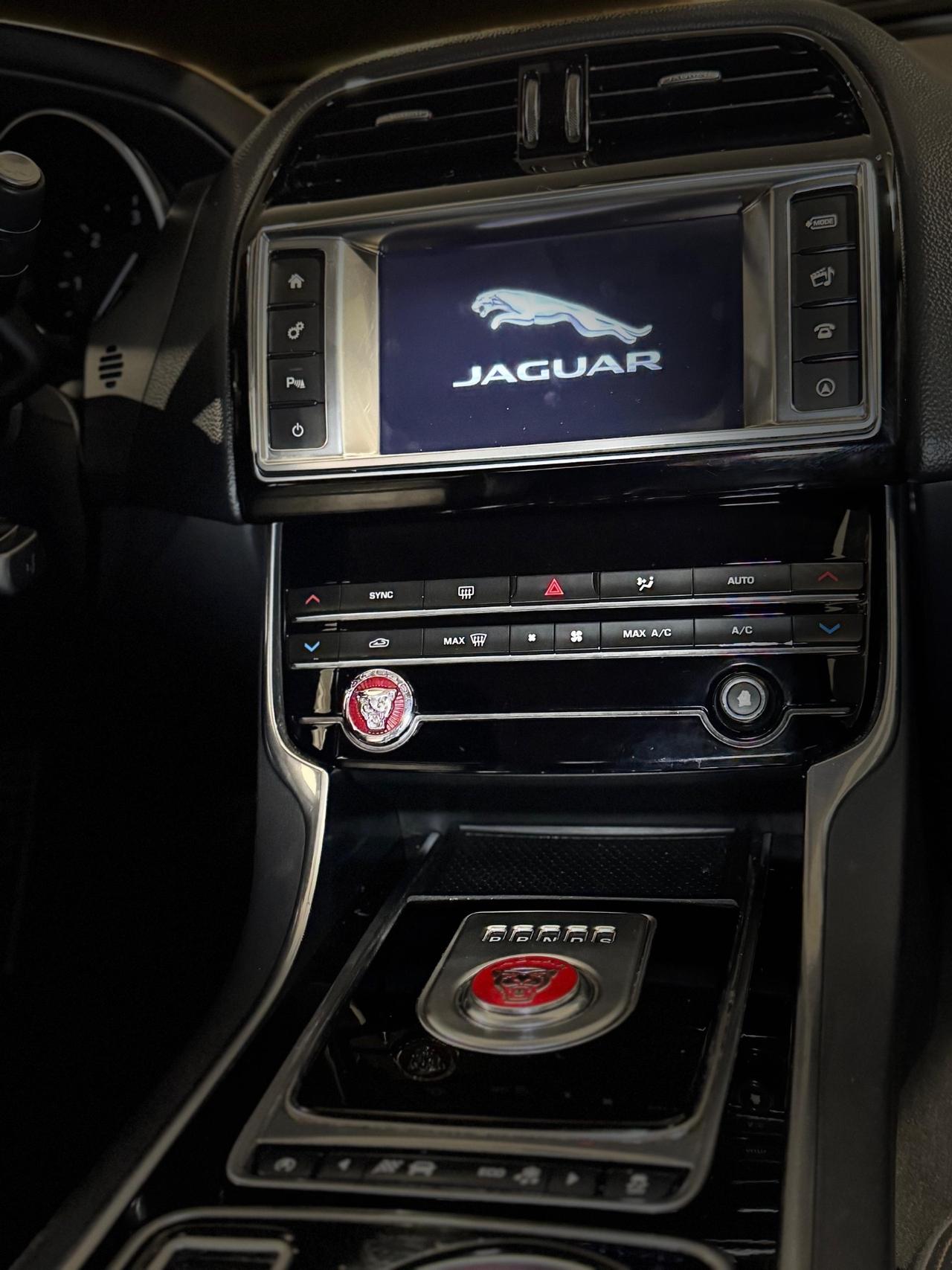 JAGUAR XE*2.0*180 CV*AWD*R-LINE*