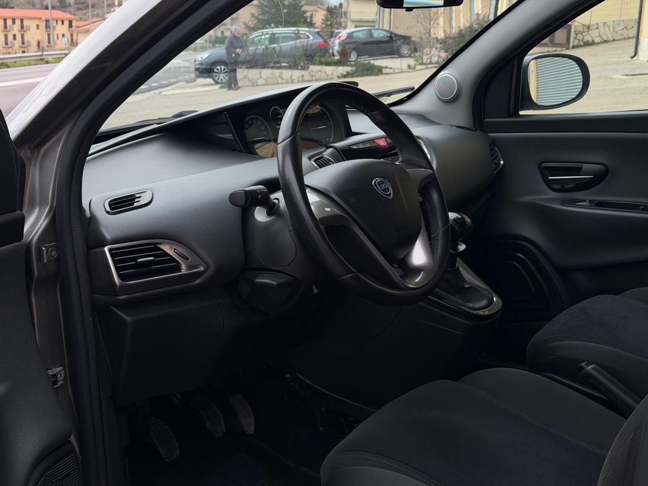 Lancia Ypsilon 1.2 69 CV 5 porte NEOPATENTATI