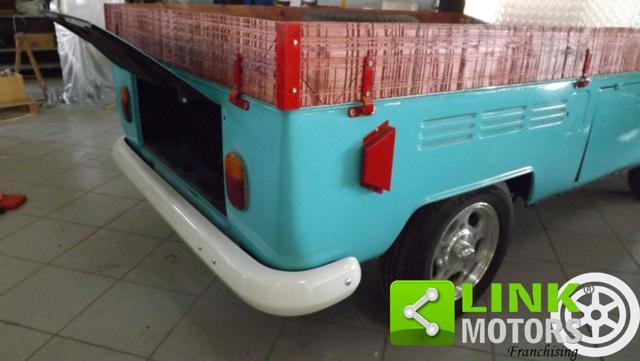 VOLKSWAGEN T2 26B1 con cassone completamente restaurato