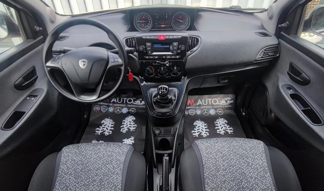 Lancia Ypsilon 1.0 Hybrid Ecochic silver 11/2020