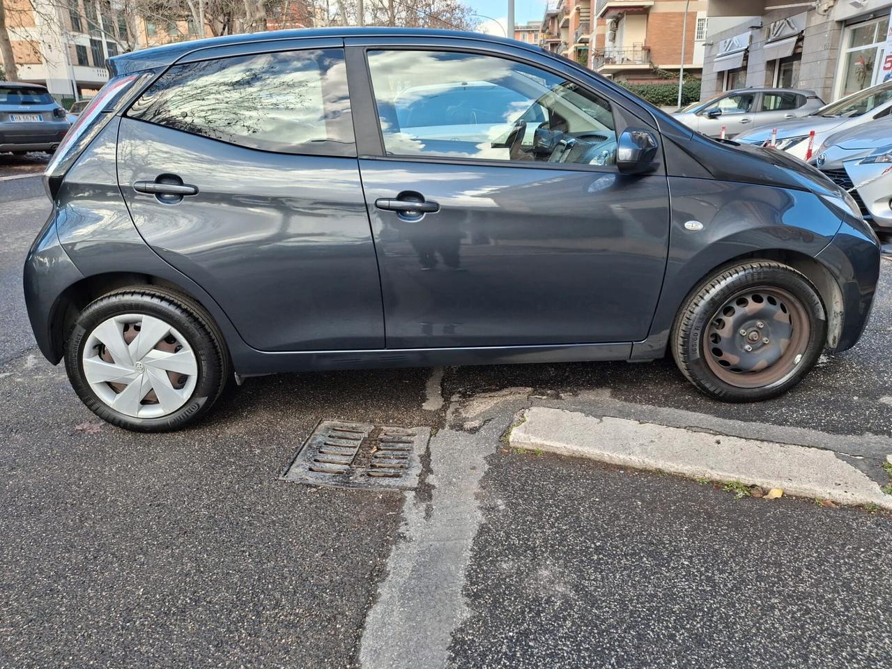 Toyota Aygo 1.0 VVT-i 69 CV 5 porte x-play MMT