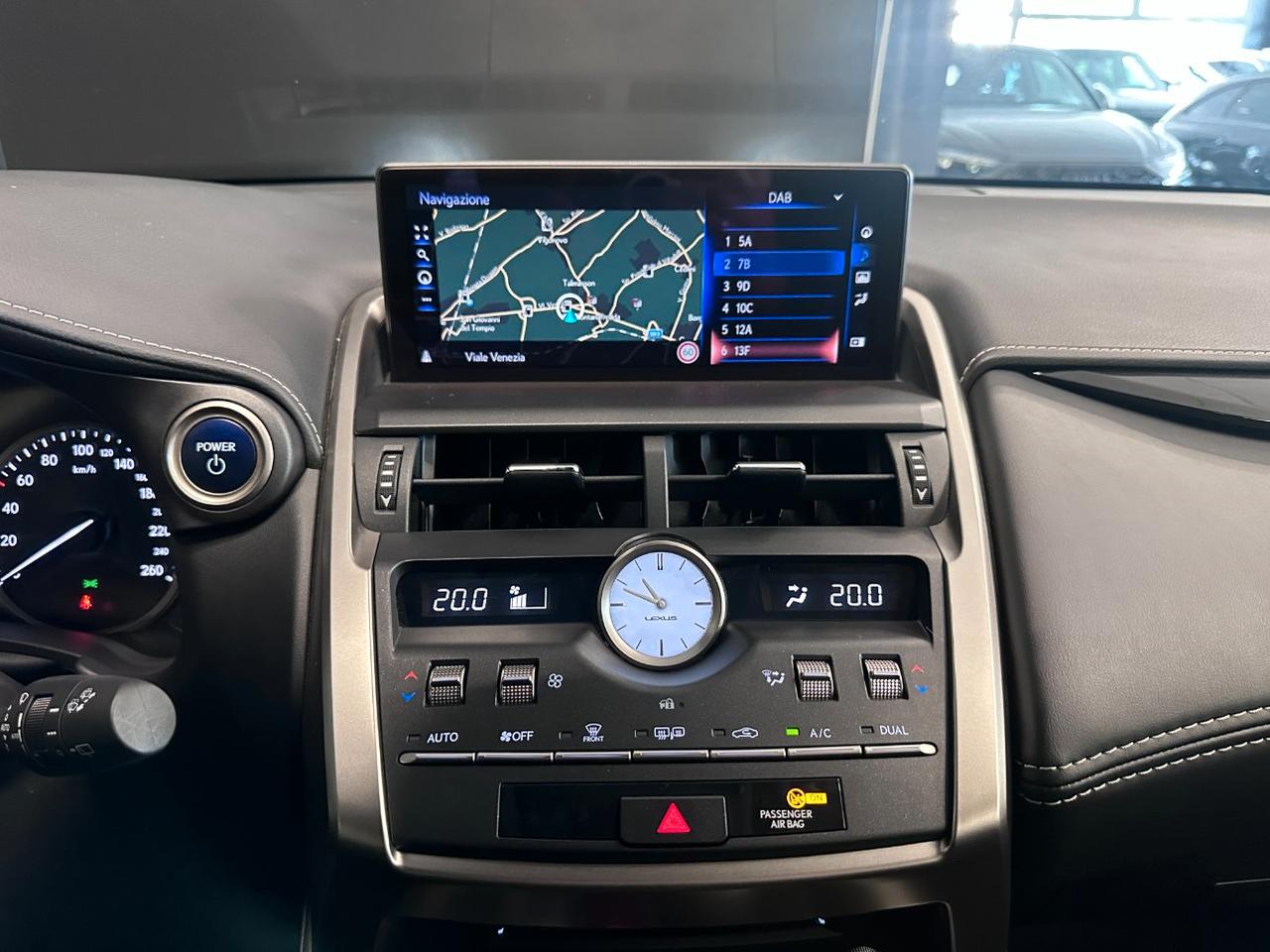 Lexus NX 300h 2.5 Business 2wd cvt