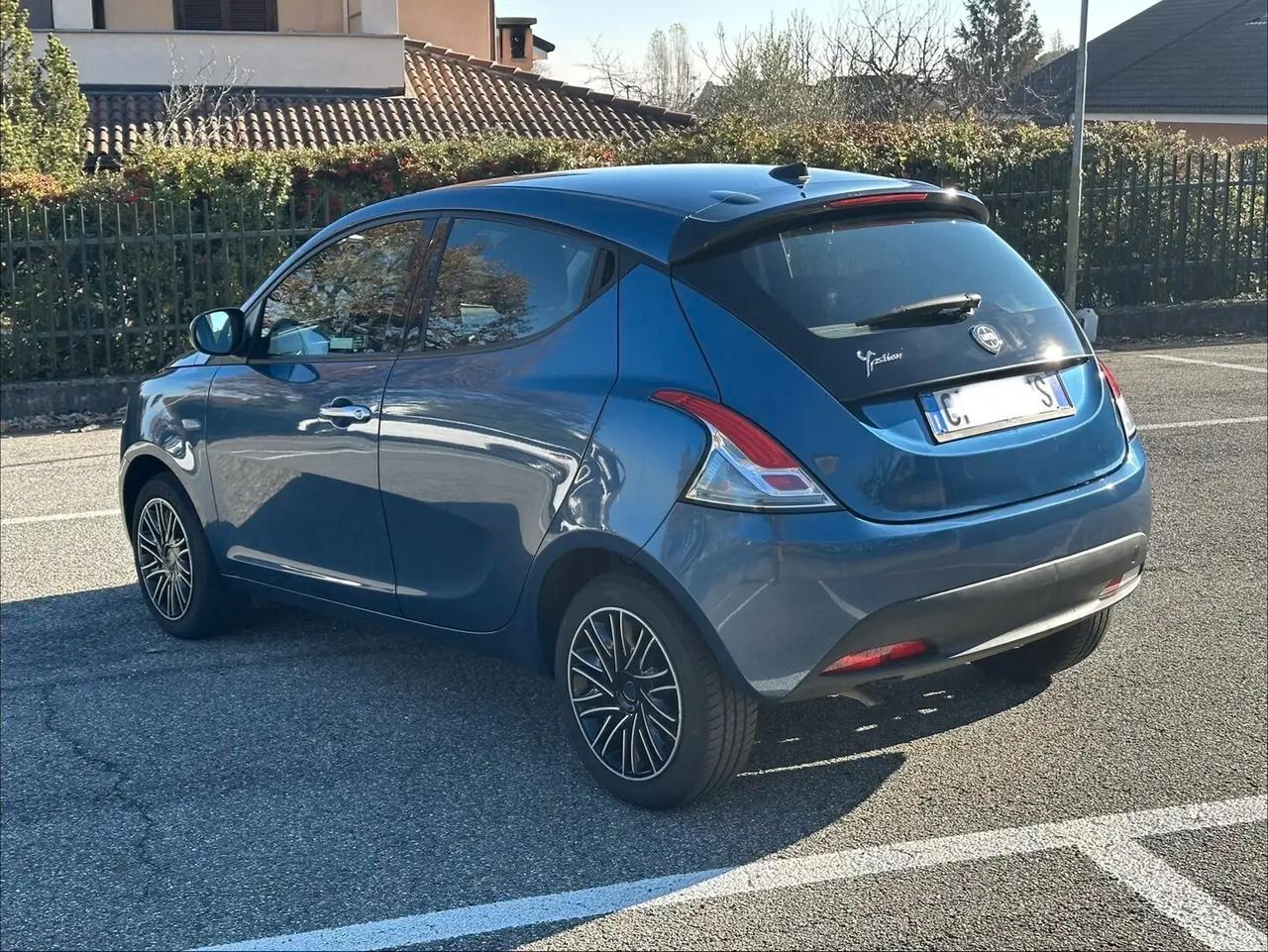 Lancia Ypsilon 1.0 Firefly Hybrid Silver