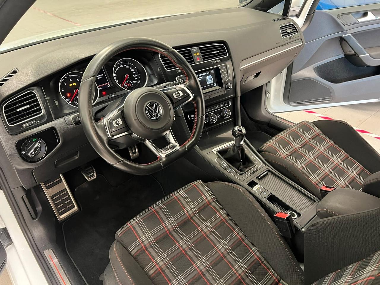 Volkswagen Golf GTI Performance 2.0 TSI 3p. 230cv