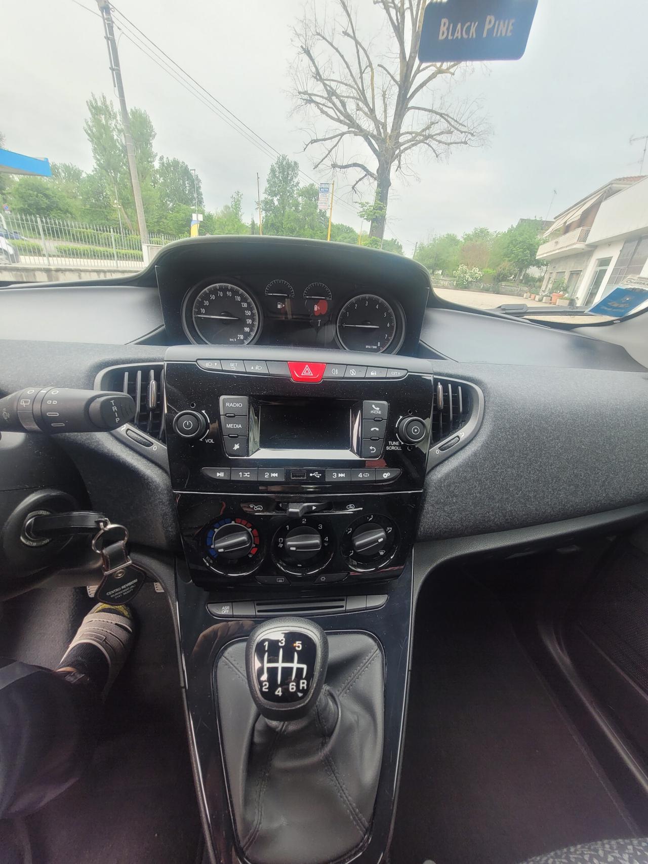 Lancia Ypsilon 1.0 FireFly 5 porte S&S Hybrid Ecochic Silver