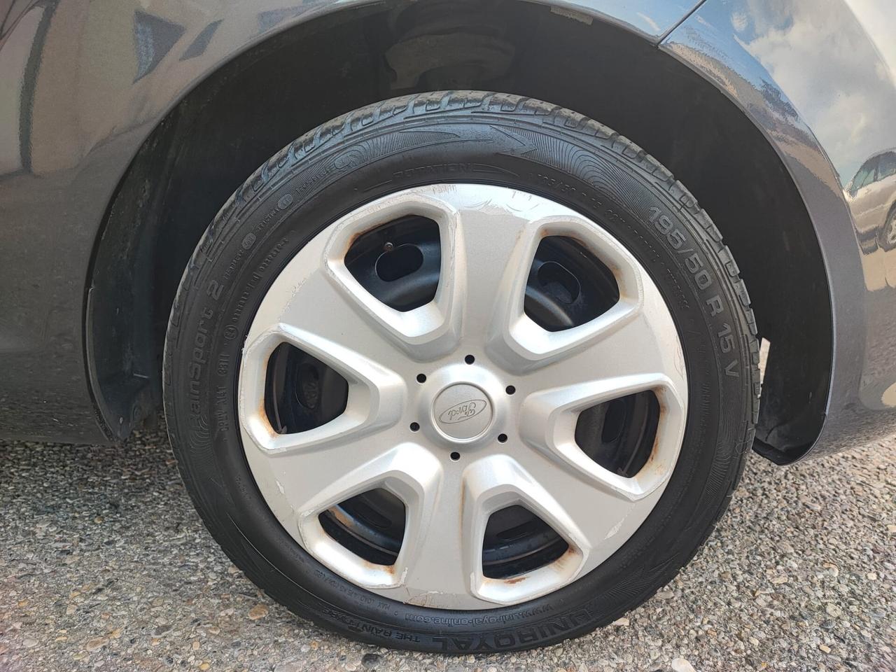 Ford Fiesta 1.2 BENZINA NEOPATENTATI 5 PORTE 2009