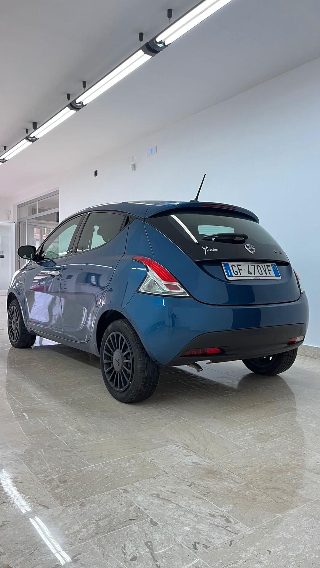 Lancia Ypsilon 1.0 FireFly 5 porte S&S Hybrid Ecochic Silver