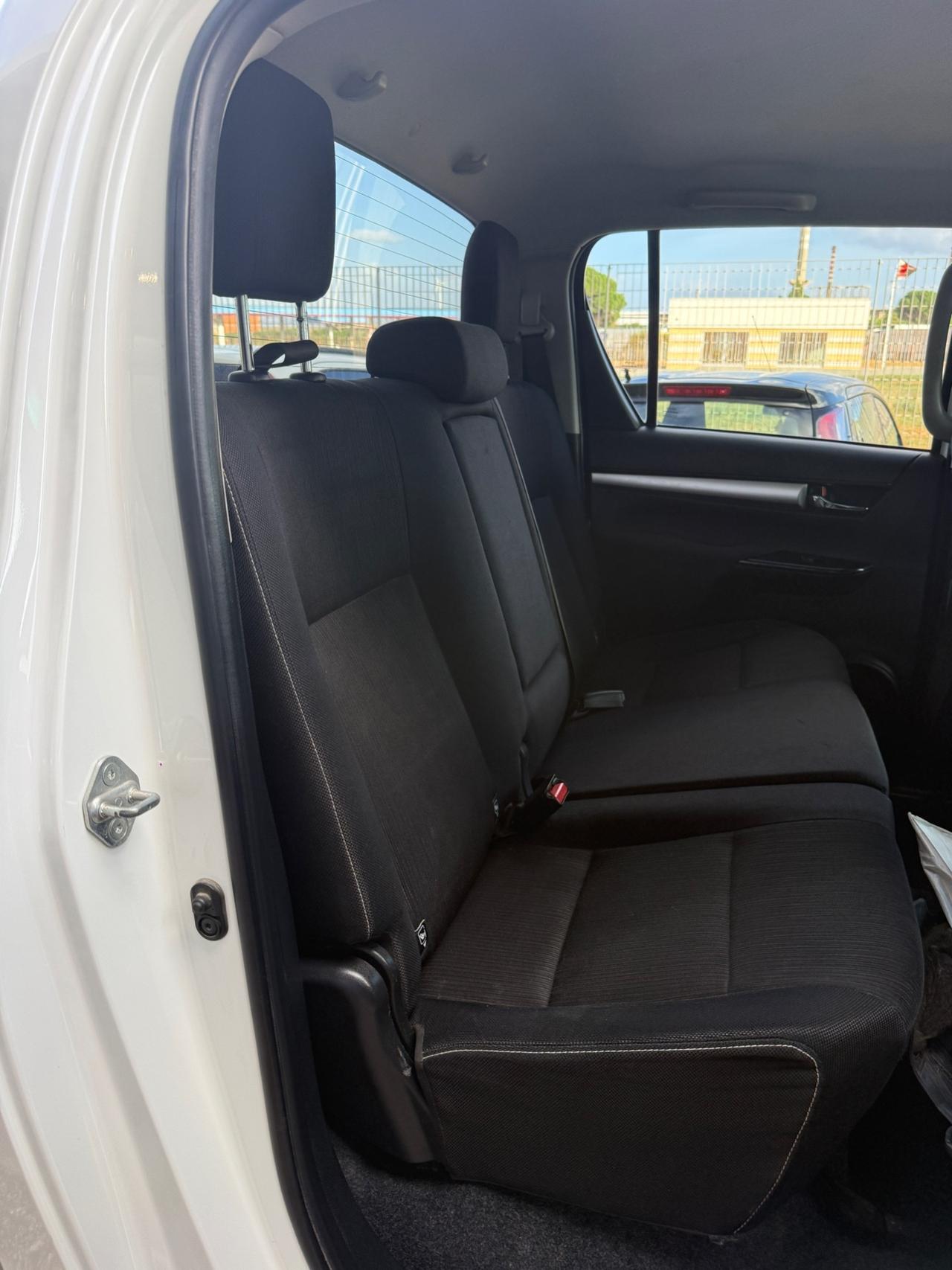 Toyota Hilux 2.4 D-4D 4WD Lounge my16"