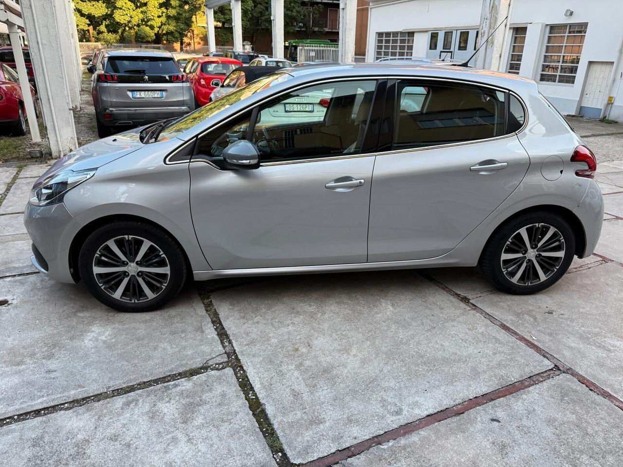 Peugeot 208 BlueHDi 100 5 porte Allure per neopatentati