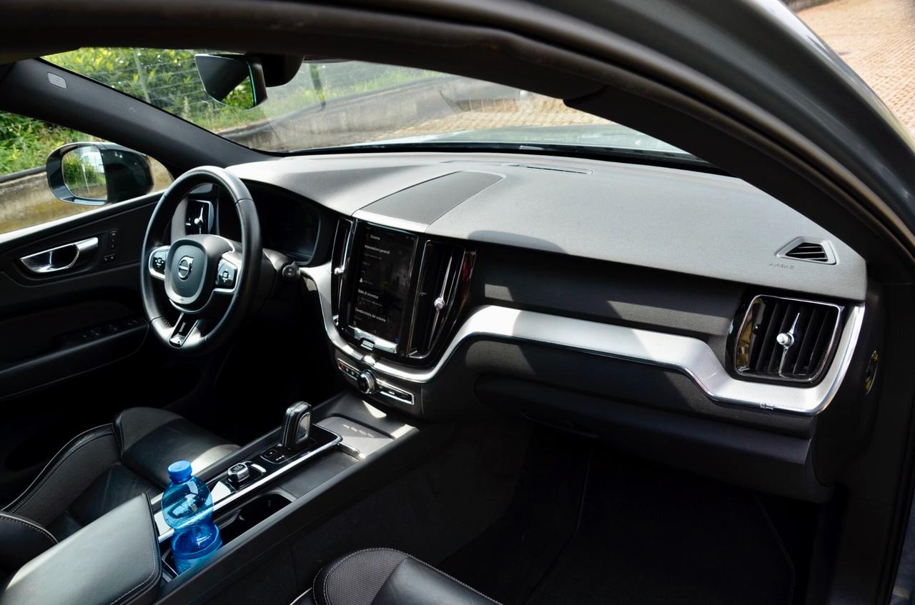 VOLVO XC60 2.0 B4 R-DESIGN 197cv AUTO, UNICOPROPRIETARIO, SERVICE UFF VOLVO, UFF ITALIANA, EURO 6D, FARI LED, NAVI, RETROCAMERA, PERMUTE