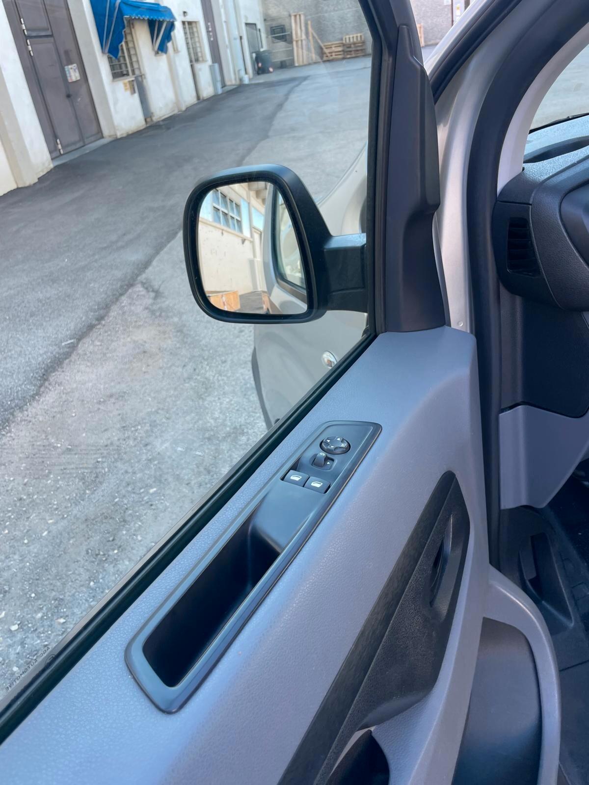 Peugeot Expert BlueHDi 115 S&S PL-TN Combi Standard 9 POSTI