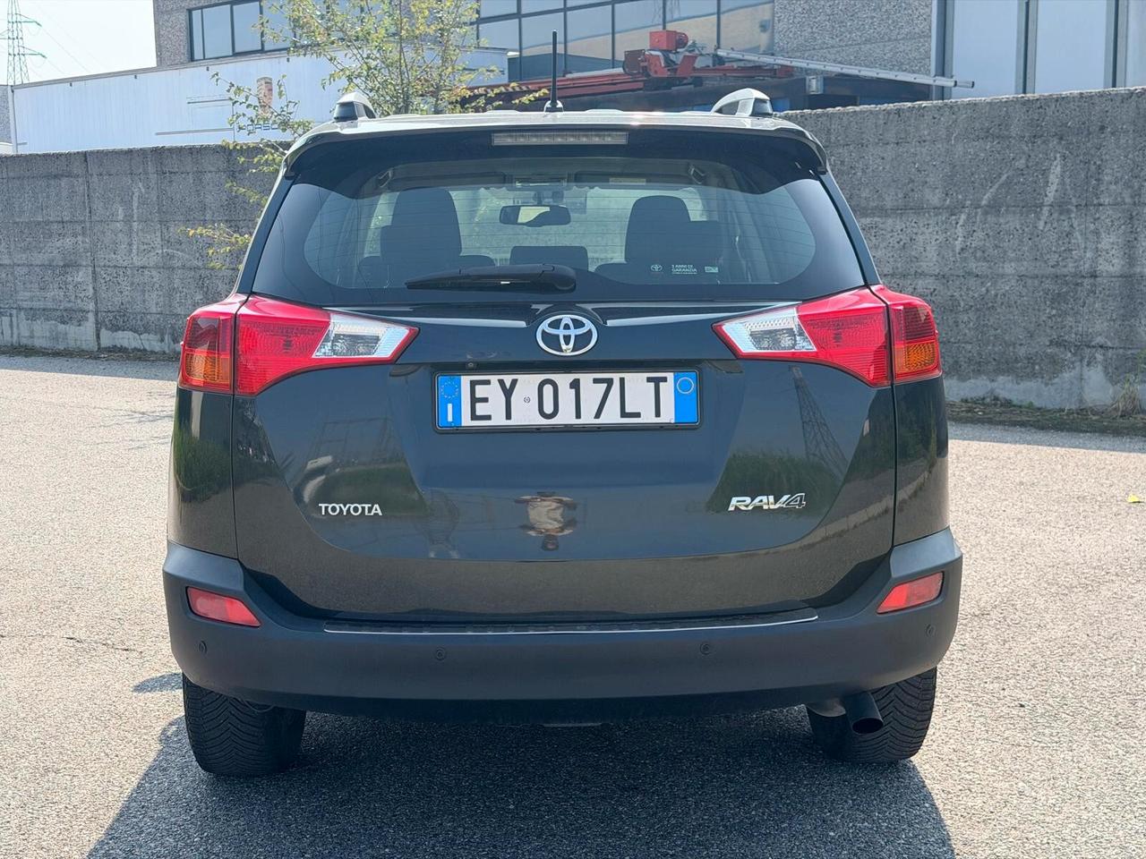 Toyota RAV4 2.0 D-4D 2WD Style White Edition Euro 5b - 2015 - 230.000 km