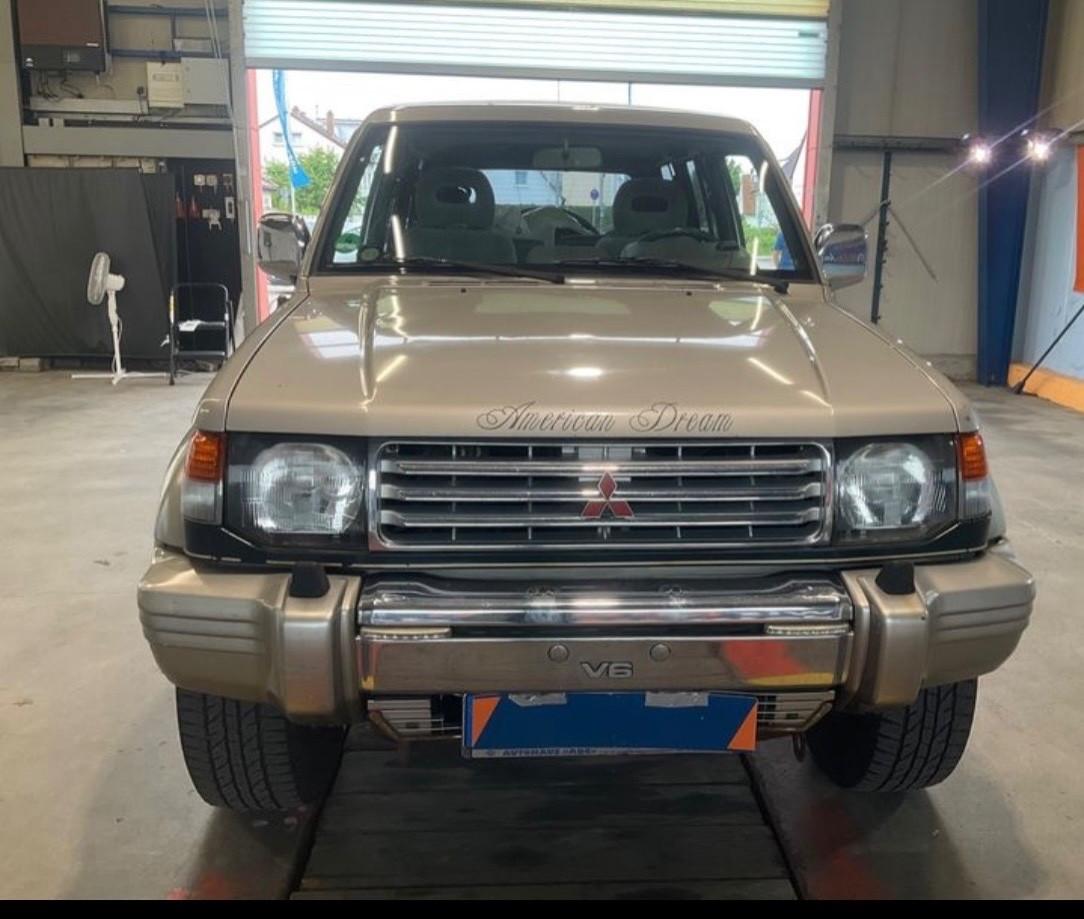 Mitsubishi Pajero 3.0 V6 AMERICAN DREAM Book Service Limited Edition