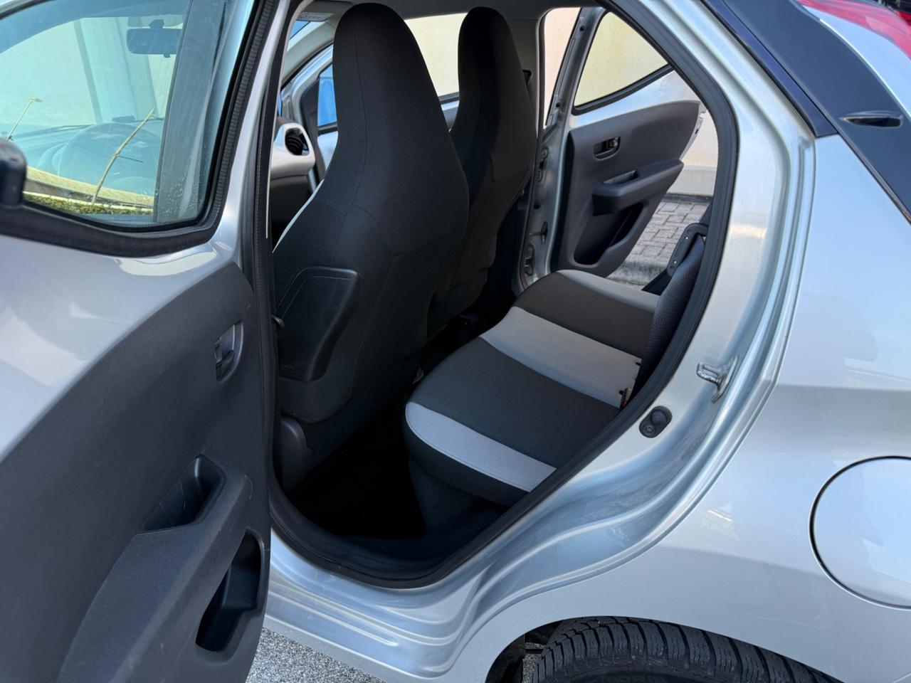 Toyota Aygo 1.0 VVT-i 69 CV 5 porte x-play MMT